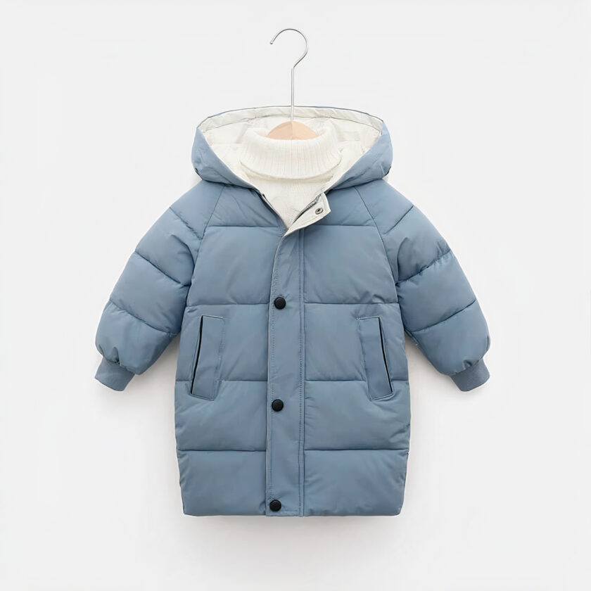 Blauw donsjack op kleerhanger voor kinderen