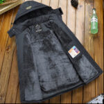 Binnenin een warme zwarte ski-jas voor heren.