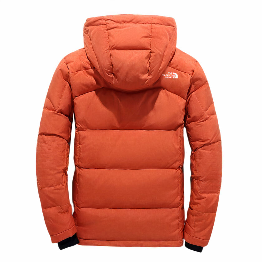 Achterkant van een oranje heren ski-jack op een witte achtergrond.