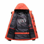 Binnenkant van een oranje heren ski-jack op een witte achtergrond.