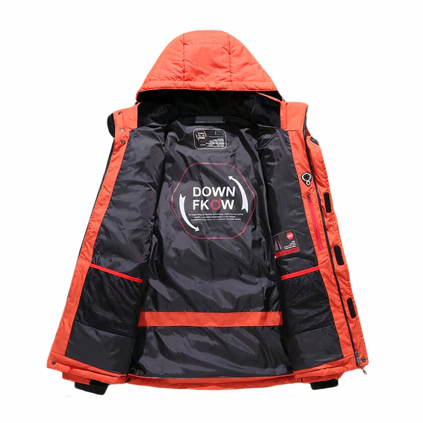 Binnenkant van een oranje heren ski-jack op een witte achtergrond.