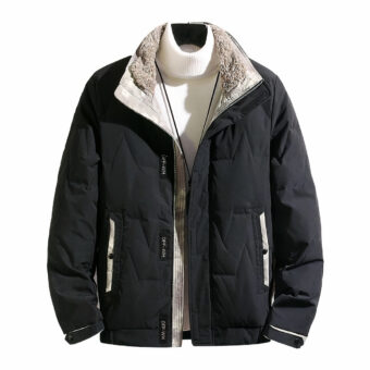 Zwart en wit gewatteerd jack met hoge kraag op een witte achtergrond