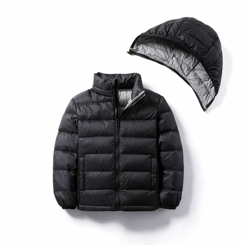 Lichtgewicht zwart donsjack voor kinderen met afneembare capuchon.