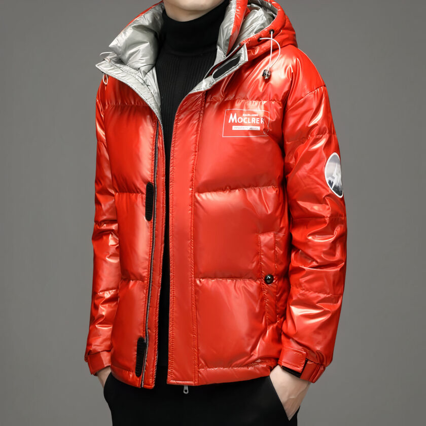 Foto van een man met een rode waterdichte jas