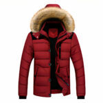 Rood donsjack met bontmuts op een witte achtergrond.