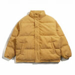 Een mosterdgeel corduroy donsjack op een witte achtergrond - het is een prachtig donsjack, origineel en chique!