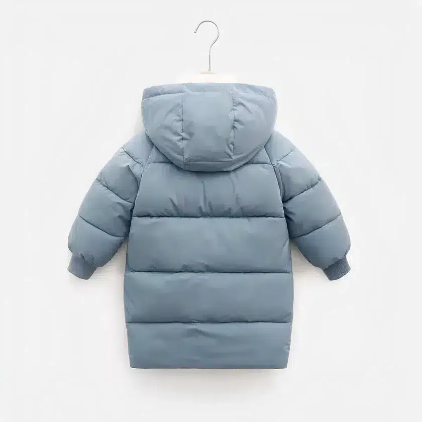 Achterkant van een blauwe Doudoune op een hanger voor kinderen