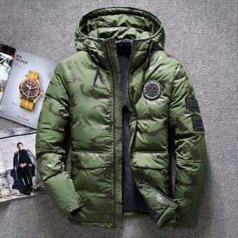 Groene jas met capuchon en grijze achtergrond.