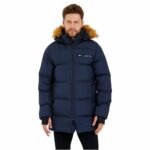 Bruine man die een warme, gewatteerde ski-jas voor mannen draagt op een witte achtergrond.