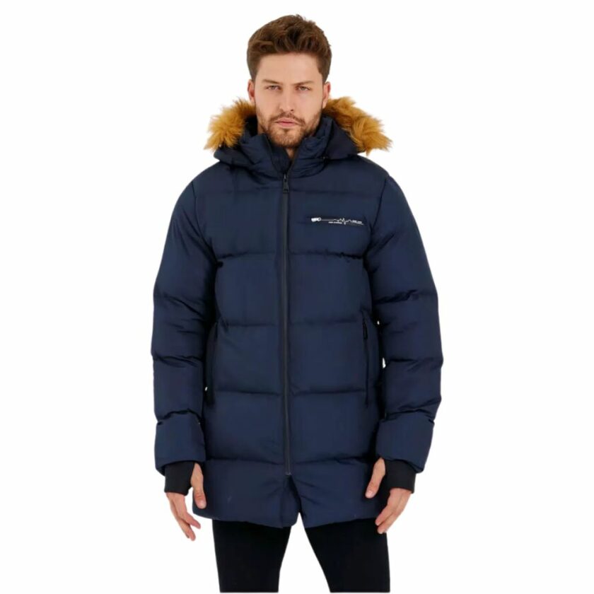 Bruine man die een warme, gewatteerde ski-jas voor mannen draagt op een witte achtergrond.