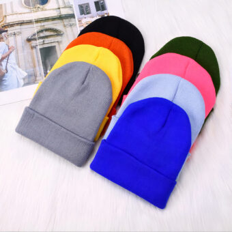 kleurrijke hoeden op een tafel, met een foto