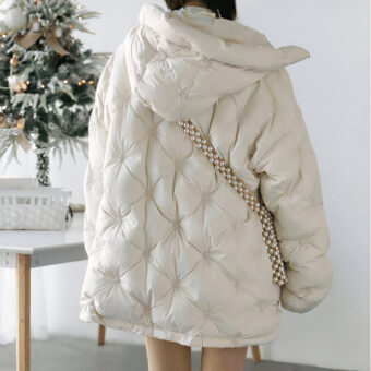 Korte, dikke witte donsjas voor dames. Goede kwaliteit en zeer comfortabel, gedragen door een vrouw.