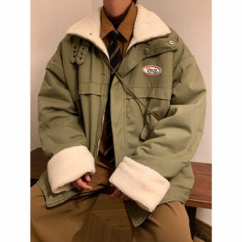 Man van gemengd ras zittend met een kaki donsjack met wit bont