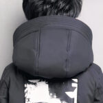 Lange zwarte donsjas met capuchon voor jongens. Goede kwaliteit en zeer comfortabel.