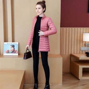 Dunne, halflange roze jas met een hoge kraag, gedragen door een jonge vrouw van wie het gezicht niet zichtbaar is