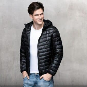 Kort zwart glanzend jasje voor mannen gedragen door een jonge man