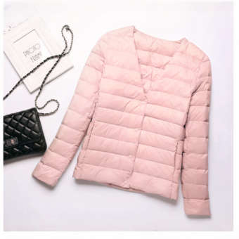 Dun, kort, roze jasje voor vrouwen, plat neergelegd op een witte achtergrond, met een handtas ernaast