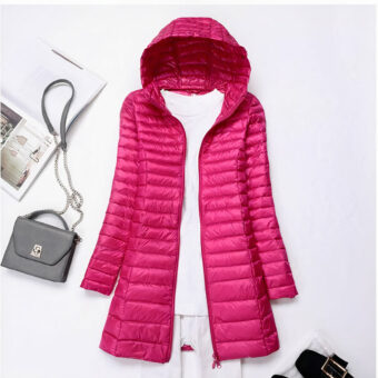 Dun, kort, fuchsiaroze jack met capuchon voor dames, platgelegd met alle kleding en accessoires waaruit een outfit bestaat.