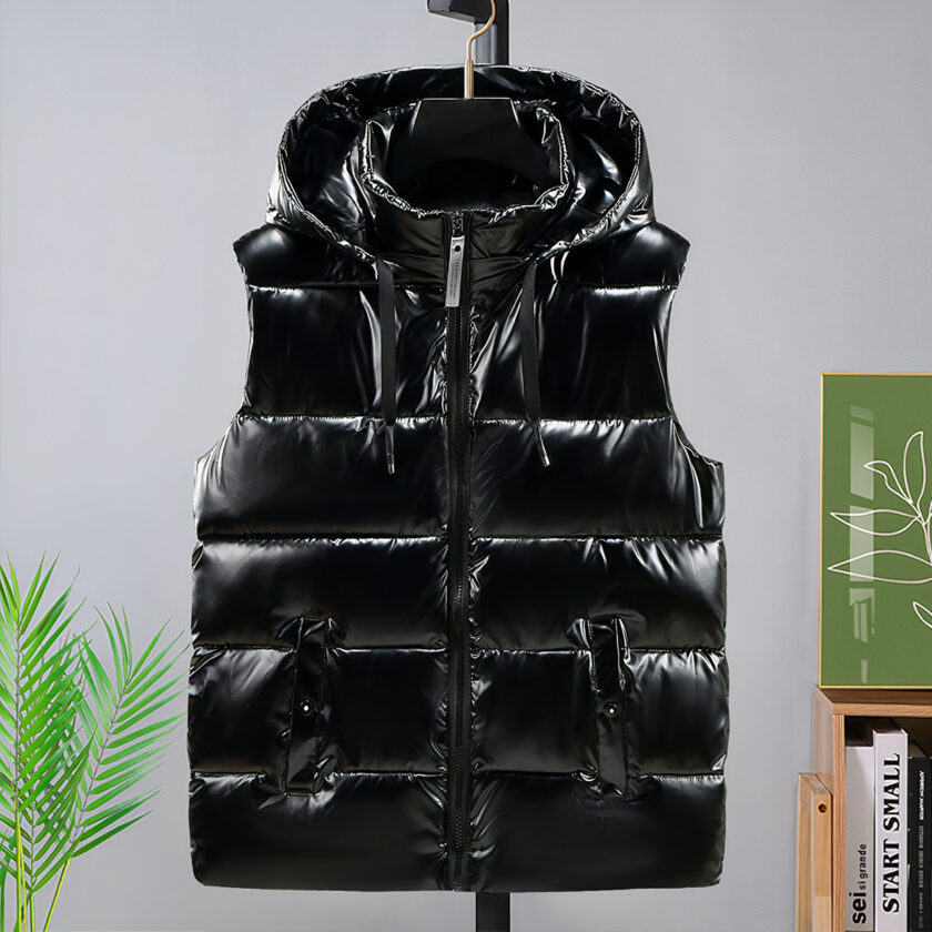 capuchon met zwarte ritssluiting, gepresenteerd op een hanger