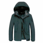 Zwart verwarmd herenjack met witte achtergrond