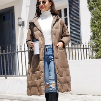 Lang, bruin, gewatteerd donsjack voor dames.