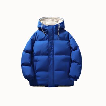 Tweekleurige heren ski-jas met koningsblauwe en witte capuchon, getailleerd en gewatteerd, weergegeven op een lichte achtergrond.