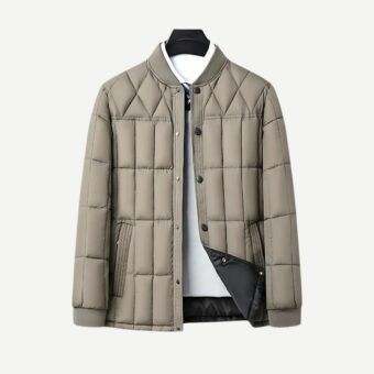 Dikke stadsjas voor mannen op een hanger, gedragen over een wit overhemd en een stropdas.