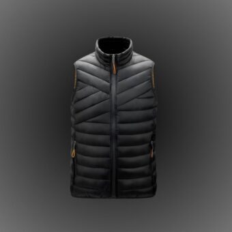 Een groot zwart mouwloos donsjack voor heren met een biais quiltpatroon op een zwarte achtergrond.