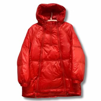 Loszittende, glanzend rode donsjas voor dames met capuchon en grote zakken, van voren gezien op een hanger, met details van de ritsen en de wijde snit.
