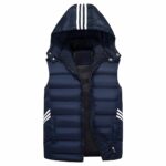 Mouwloos gewatteerd jack met capuchon voor heren op een witte achtergrond.