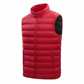 Rood mouwloos donsjack voor heren met een lichte bocht naar links op een witte achtergrond