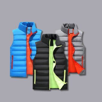 Drie tweekleurige mouwloze donsjacks voor heren in blauw, zwart en grijs, met contrasterende oranje, neongroene en rode binnenkant.