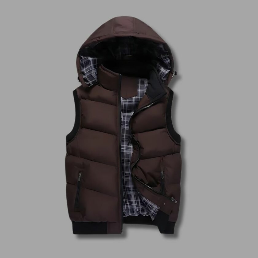 Tweekleurig donkerbruin heren sportjack zonder mouwen met aangehechte capuchon, ton-sur-ton grijze ruitjes binnenvoering, twee zakken met ritssluiting aan de voorkant, zwarte ritssluiting en zwarte elastische boorden aan de zijkanten en onderkant, gezien vanaf de voorkant.
