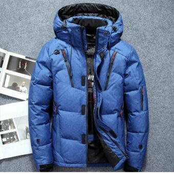 Ultra-warme koningsblauwe bergjas voor heren, vooraanzicht met verstelbare capuchon en zakken met rits, ontworpen voor extreme kou.