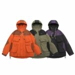 De drie oranje, paarse en kaki modellen op een witte achtergrond