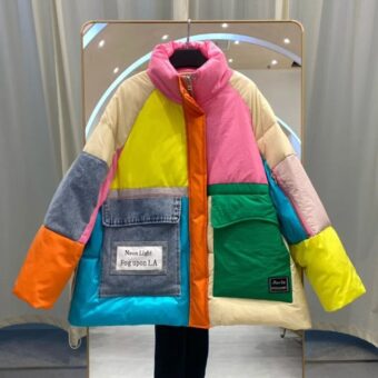 Gekleurd donsjack op een hanger voor een spiegel