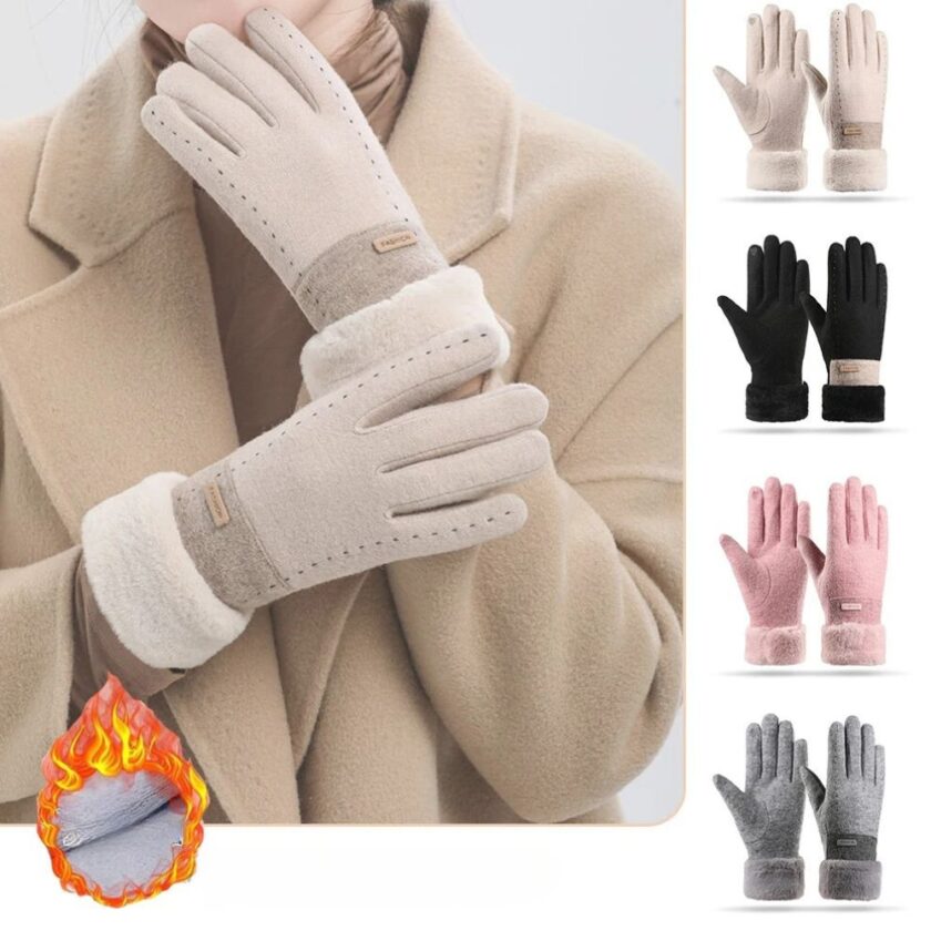 Borstbeeld van een vrouw in een beige jas met warme handschoenen. Naast haar liggen vier paar handschoenen in verschillende kleuren.